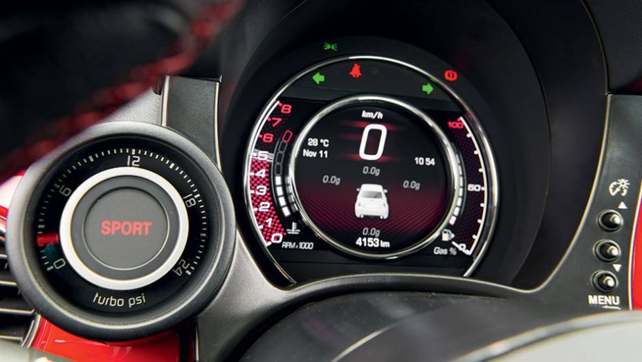 Medidor de pressão do turbo junto ao velocímetro | <a href="https://gutenberg.quatrorodas.abril.com.br/carros/impressoes/fiat-500-abarth-821981.shtml" target="_blank" rel="migration">Leia mais</a>