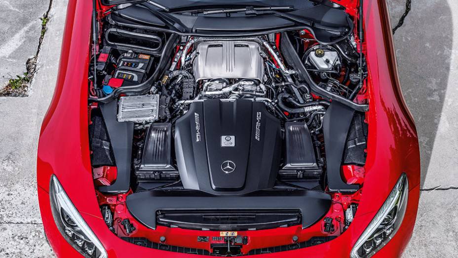 Motor V8 ocupa todo espaço na parte dianteira da carroceria | <a href="https://gutenberg.quatrorodas.abril.com.br/carros/impressoes/mercedes-benz-amg-gt-822120.shtml" target="_blank" rel="migration">Leia mais</a>