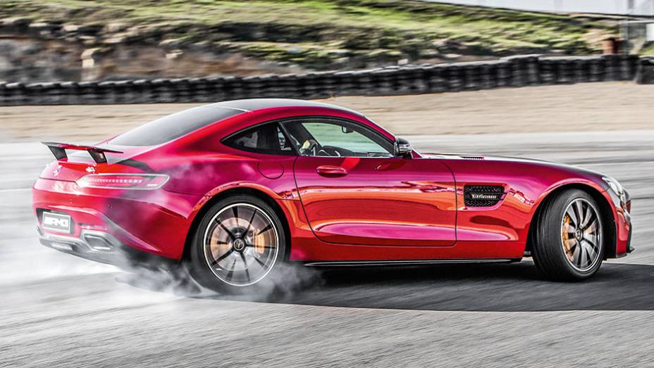 No modo Race, ESP permite derrapagens controladas | <a href="https://gutenberg.quatrorodas.abril.com.br/carros/impressoes/mercedes-benz-amg-gt-822120.shtml" target="_blank" rel="migration">Leia mais</a>