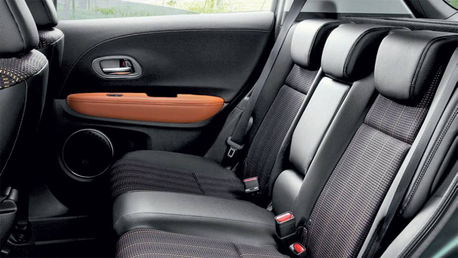 No banco de trás, três passageiros viajam com conforto | <a href="https://gutenberg.quatrorodas.abril.com.br/carros/impressoes/honda-hr-v-823521.shtml" target="_blank" rel="migration">Leia mais</a>