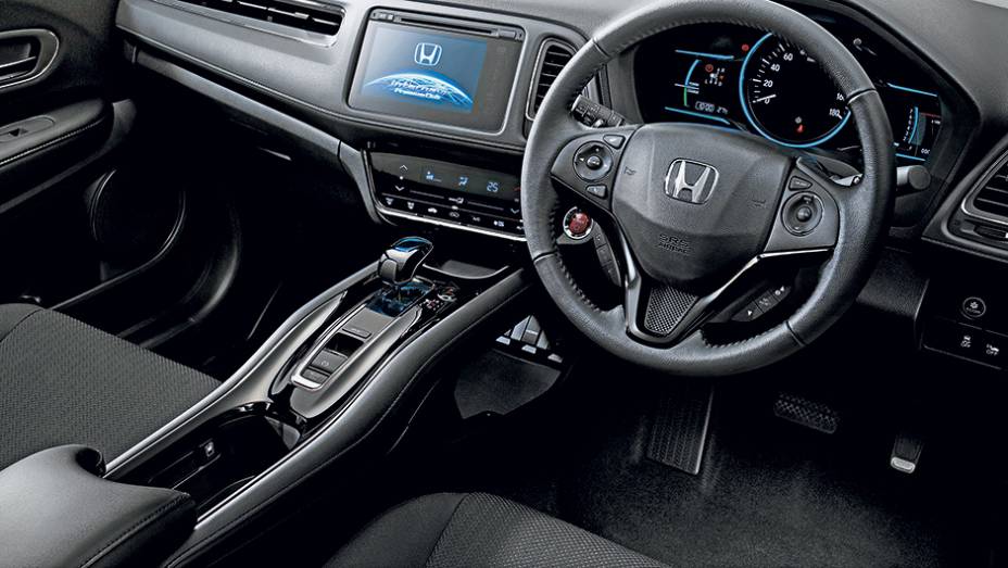 Painel da versão híbrida avaliada no Japão é o mais completo, mas não vem para cá. O console flutuante será mantido | <a href="https://gutenberg.quatrorodas.abril.com.br/carros/impressoes/honda-hr-v-823521.shtml" target="_blank" rel="migration">Leia mais</a>