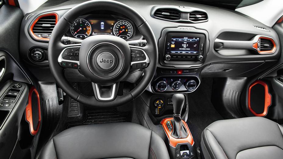 Renegade é o mais equipado e também o que oferece melhor acabamento | <a href="https://gutenberg.quatrorodas.abril.com.br/carros/impressoes/jeep-renegade-823470.shtml" target="_blank" rel="migration">Leia mais</a>