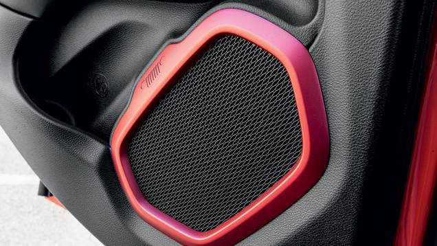 Marca está gravada em baixo relevo | <a href="https://gutenberg.quatrorodas.abril.com.br/carros/impressoes/jeep-renegade-823470.shtml" target="_blank" rel="migration">Leia mais</a> Marca está gravada em baixo relevo | <a href="https://gutenberg.quatrorodas.abril.com.br/carros/impressoes/jeep-renegade-823470.shtml" target="_blank" rel="migration">Leia mais</a>