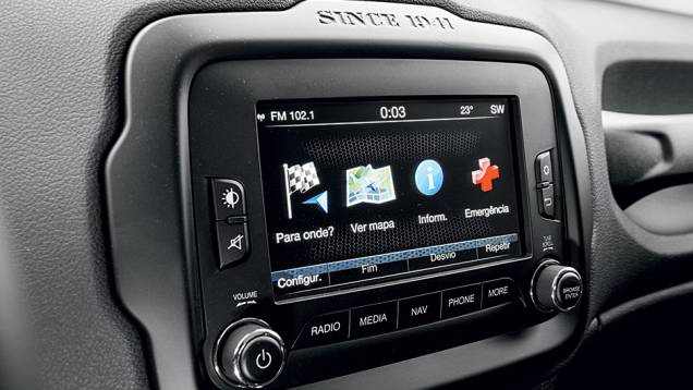 Tela de alta resolução sensível ao toque exibe imagens da câmera de ré | <a href="https://gutenberg.quatrorodas.abril.com.br/carros/impressoes/jeep-renegade-823470.shtml" target="_blank" rel="migration">Leia mais</a> Tela de alta resolução sensível ao toque exibe imagens da câmera de ré | <a href="https://gutenberg.quatrorodas.abril.com.br/carros/impressoes/jeep-renegade-823470.shtml" target="_blank" rel="migration">Leia mais</a>