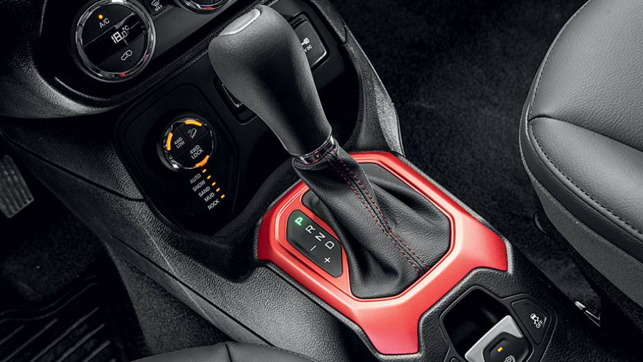 Versões mais caras terão freio de estacionamento elétrico | <a href="https://gutenberg.quatrorodas.abril.com.br/carros/impressoes/jeep-renegade-823470.shtml" target="_blank" rel="migration">Leia mais</a>