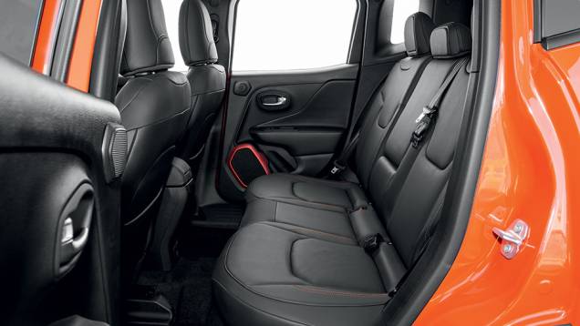 Assoalho traseiro é quase plano | <a href="https://gutenberg.quatrorodas.abril.com.br/carros/impressoes/jeep-renegade-823470.shtml" target="_blank" rel="migration">Leia mais</a> Assoalho traseiro é quase plano | <a href="https://gutenberg.quatrorodas.abril.com.br/carros/impressoes/jeep-renegade-823470.shtml" target="_blank" rel="migration">Leia mais</a>