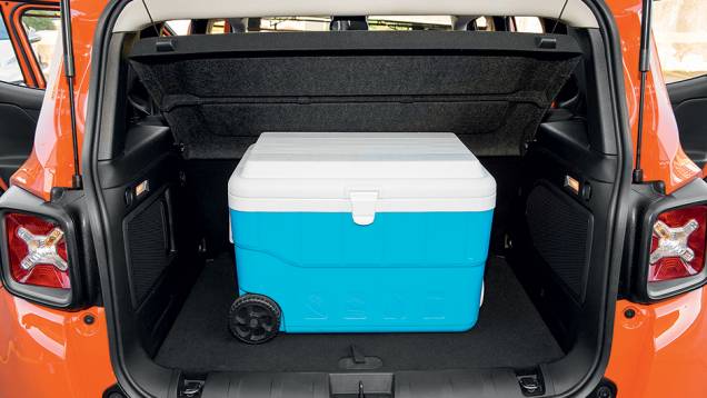Bagageiro guarda duas lanternas recarregáveis de série | <a href="https://gutenberg.quatrorodas.abril.com.br/carros/impressoes/jeep-renegade-823470.shtml" target="_blank" rel="migration">Leia mais</a> Bagageiro guarda duas lanternas recarregáveis de série | <a href="https://gutenberg.quatrorodas.abril.com.br/carros/impressoes/jeep-renegade-823470.shtml" target="_blank" rel="migration">Leia mais</a>