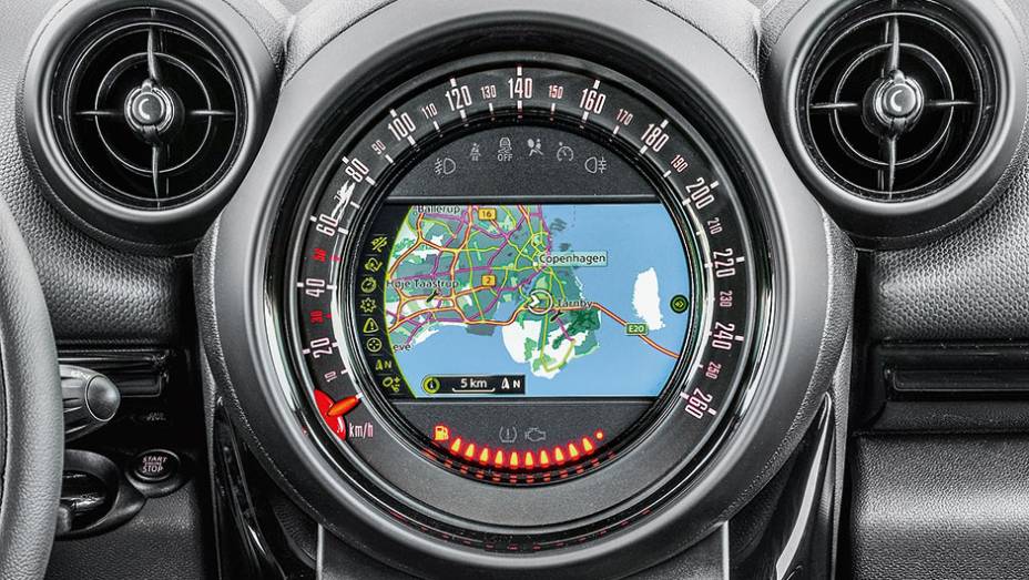 Veloc&iacute;metro gigantesco no topo do console central virou assinatura da Mini | <a href="https://gutenberg.quatrorodas.abril.com.br/carros/impressoes/mini-countryman-822100.shtml" target="_blank" rel="migration">Leia mais</a>