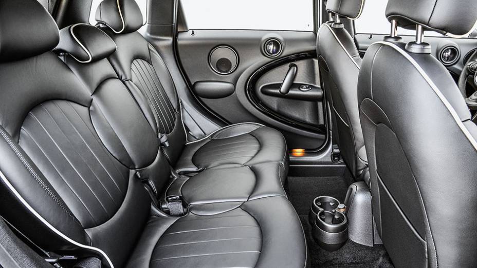 Por&ccedil;&atilde;o central do banco &eacute; min&uacute;scula. Na traseira, com conforto, s&oacute; quatro | <a href="https://gutenberg.quatrorodas.abril.com.br/carros/impressoes/mini-countryman-822100.shtml" target="_blank" rel="migration">Leia mais</a>