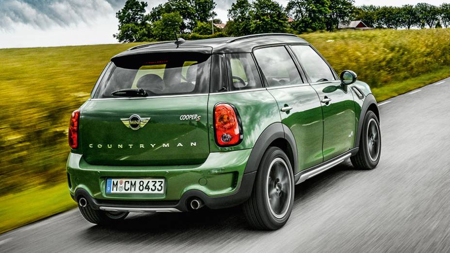 Degrau abaixo da linha envidra&ccedil;ada confere um estilo robusto | <a href="https://gutenberg.quatrorodas.abril.com.br/carros/impressoes/mini-countryman-822100.shtml" target="_blank" rel="migration">Leia mais</a>