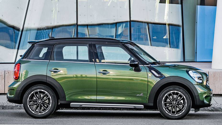 Molduras de para-lama sem pintura d&atilde;o o tom aventureiro | <a href="https://gutenberg.quatrorodas.abril.com.br/carros/impressoes/mini-countryman-822100.shtml" target="_blank" rel="migration">Leia mais</a>