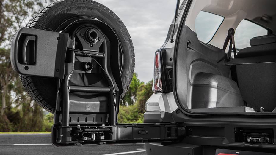 Suporte do estepe embutido no para-choque | <a href="https://gutenberg.quatrorodas.abril.com.br/carros/testes/chevrolet-spin-activ-824061.shtml" target="_blank" rel="migration">Leia mais</a>