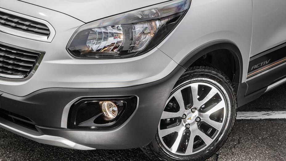 Faróis são escurecidos | <a href="https://gutenberg.quatrorodas.abril.com.br/carros/testes/chevrolet-spin-activ-824061.shtml" target="_blank" rel="migration">Leia mais</a>