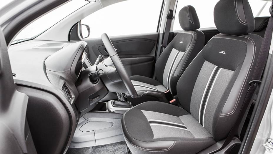 Bancos receberam padronagem própria, mesclando tecido e imitação de couro | <a href="https://gutenberg.quatrorodas.abril.com.br/carros/testes/chevrolet-spin-activ-824061.shtml" target="_blank" rel="migration">Leia mais</a>