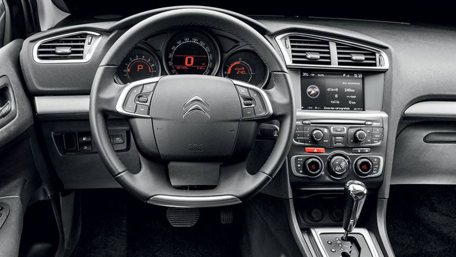 Interior sem novidades. Mudança só sob o capô | <a href="https://gutenberg.quatrorodas.abril.com.br/carros/testes/citroen-c4-thp-flex-829221.shtml" rel="migration">Leia mais</a>