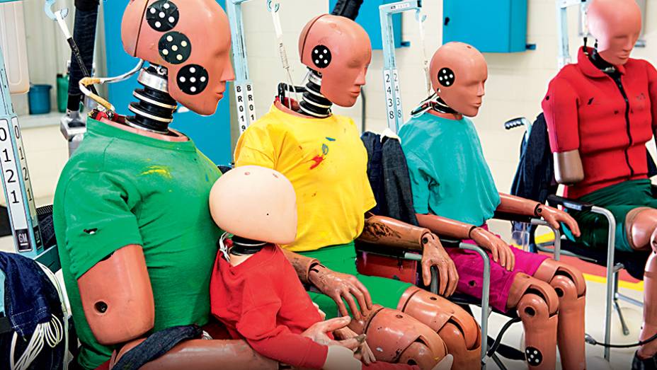 Para simular os principais biótipos de ocupantes, são utilizados três tamanhos de manequim "adulto" Para simular os principais biótipos de ocupantes, são utilizados três tamanhos de manequim "adulto"