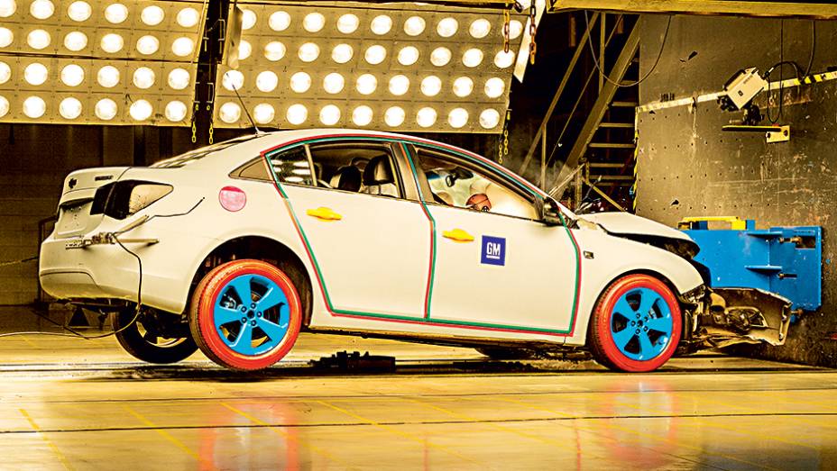 Sob o chão, há um motor elétrico que puxa o carro para o impacto e pode atingir até 100 km/h Sob o chão, há um motor elétrico que puxa o carro para o impacto e pode atingir até 100 km/h