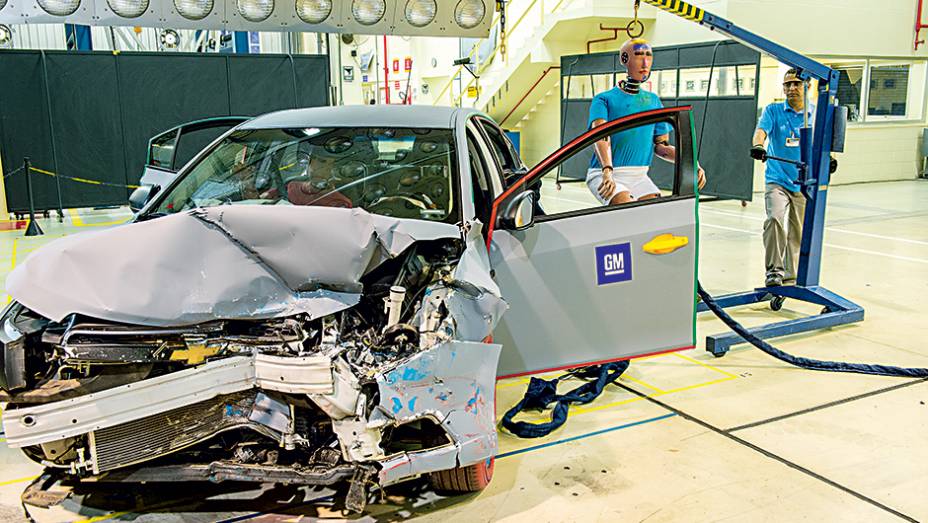 Após o impacto, o carro é desmontado e cada peça é avaliada. O dummy é retirado por uma grua para não danificar sua pintura e os sensores instalados Após o impacto, o carro é desmontado e cada peça é avaliada. O dummy é retirado por uma grua para não danificar sua pintura e os sensores instalados