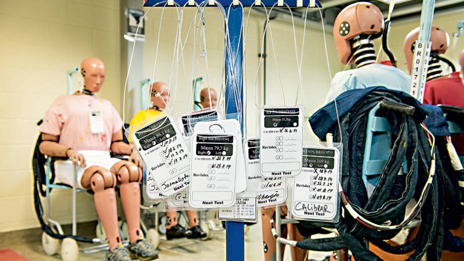 O dummy recebe até 90 sensores, que medem a gravidade das lesões nas principais partes do "corpo". O dummy recebe até 90 sensores, que medem a gravidade das lesões nas principais partes do "corpo".