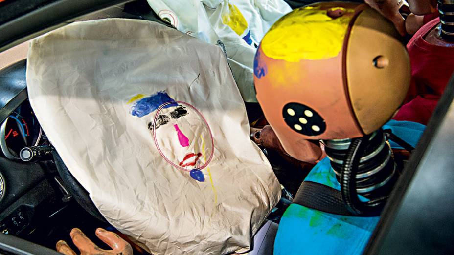 A pintura para saber onde o boneco tocou é feita com tinta especial no CPCA - fora do país, o material usado é uma vaselina colorida, que no Brasil acabaria derretendo A pintura para saber onde o boneco tocou é feita com tinta especial no CPCA - fora do país, o material usado é uma vaselina colorida, que no Brasil acabaria derretendo