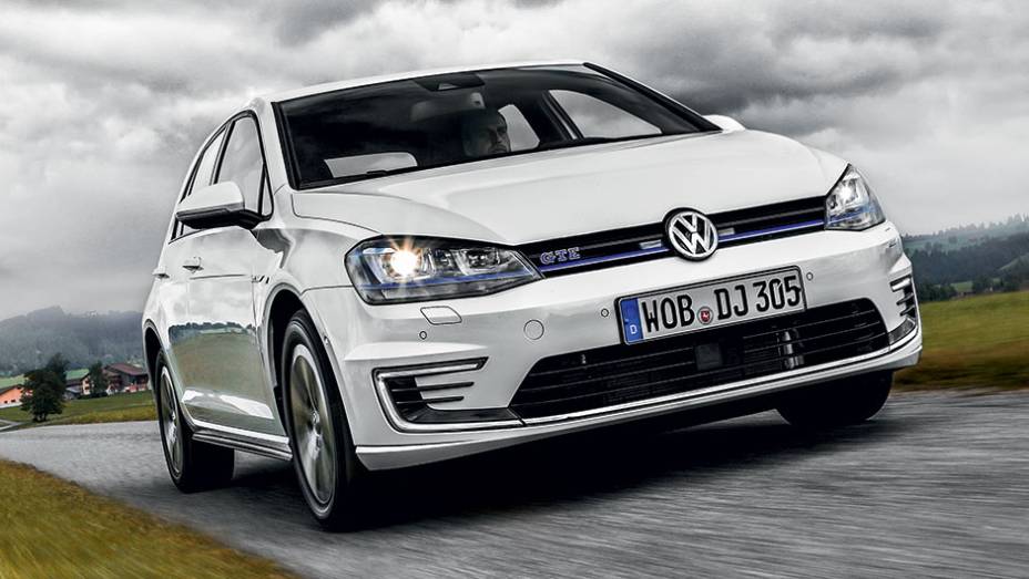 Fileira azul na dianteira e luzes de leds sob os faróis: a cara do GTE | <a href="https://gutenberg.quatrorodas.abril.com.br/carros/impressoes/volkswagen-golf-gte-835220.shtml" target="_blank" rel="migration">Leia mais</a>