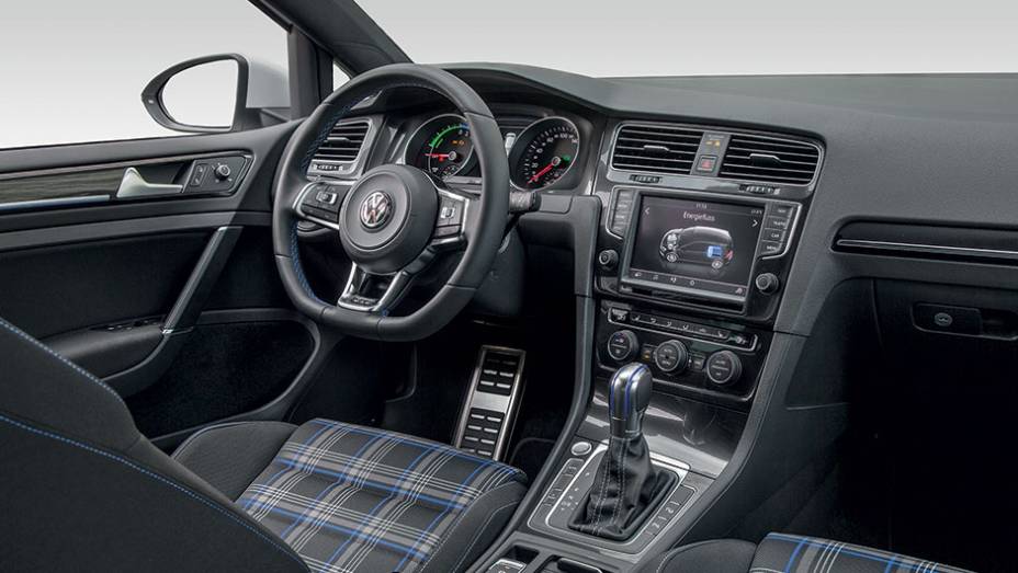 O espaço interno é o mesmo do Golf tradicional, exceto pelo porta-malas | <a href="https://gutenberg.quatrorodas.abril.com.br/carros/impressoes/volkswagen-golf-gte-835220.shtml" target="_blank" rel="migration">Leia mais</a>