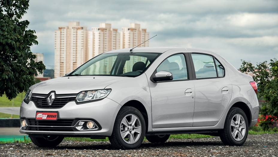 Roda de liga e farol de milha s&atilde;o da vers&atilde;o Dynamique | <a href="https://gutenberg.quatrorodas.abril.com.br/carros/testes/renault-logan-836500.shtml" target="_blank" rel="migration">Leia mais</a>