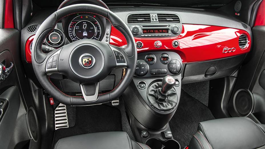 No 500 Abarth, o painel ganhou um mostrador satélite que informa a pressão do turbocompressor | <a href="https://gutenberg.quatrorodas.abril.com.br/carros/comparativos/comparativo-esportivos-841704.shtml" target="_blank" rel="migration">Leia mais</a>