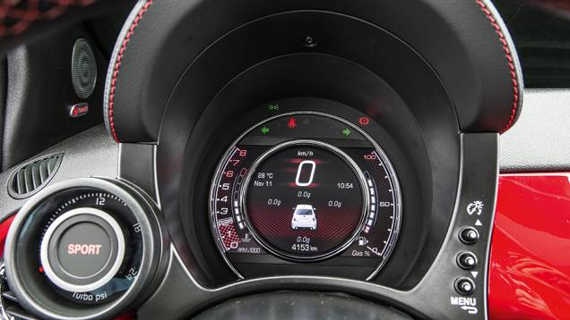 Visor configurável informa a força G | <a href="https://gutenberg.quatrorodas.abril.com.br/carros/comparativos/comparativo-esportivos-841704.shtml" target="_blank" rel="migration">Leia mais</a> Visor configurável informa a força G | <a href="https://gutenberg.quatrorodas.abril.com.br/carros/comparativos/comparativo-esportivos-841704.shtml" target="_blank" rel="migration">Leia mais</a>