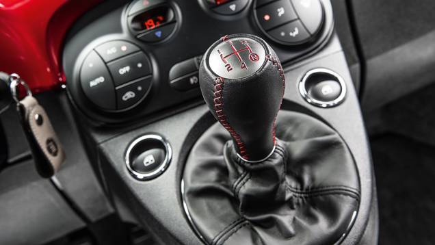 Transmissão tem cinco marchas | <a href="https://gutenberg.quatrorodas.abril.com.br/carros/comparativos/comparativo-esportivos-841704.shtml" target="_blank" rel="migration">Leia mais</a> Transmissão tem cinco marchas | <a href="https://gutenberg.quatrorodas.abril.com.br/carros/comparativos/comparativo-esportivos-841704.shtml" target="_blank" rel="migration">Leia mais</a>