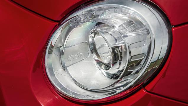 Farol tem ajuste automático do facho | <a href="https://gutenberg.quatrorodas.abril.com.br/carros/comparativos/comparativo-esportivos-841704.shtml" target="_blank" rel="migration">Leia mais</a> Farol tem ajuste automático do facho | <a href="https://gutenberg.quatrorodas.abril.com.br/carros/comparativos/comparativo-esportivos-841704.shtml" target="_blank" rel="migration">Leia mais</a>