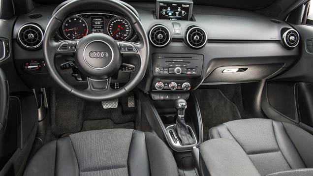 Equipamentos como central multimídia e ar-condicionado automático são vendidos como itens opcionais | <a href="https://gutenberg.quatrorodas.abril.com.br/carros/comparativos/comparativo-esportivos-841704.shtml" target="_blank" rel="migration">Leia mais</a> Equipamentos como central multimídia e ar-condicionado automático são vendidos como itens opcionais | <a href="https://gutenberg.quatrorodas.abril.com.br/carros/comparativos/comparativo-esportivos-841704.shtml" target="_blank" rel="migration">Leia mais</a>