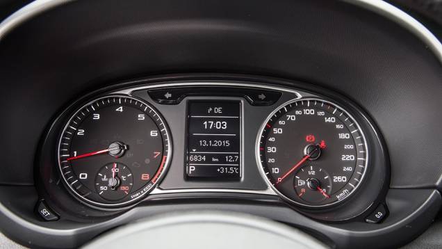 Mostrador compartilhado com o VW Polo | <a href="https://gutenberg.quatrorodas.abril.com.br/carros/comparativos/comparativo-esportivos-841704.shtml" target="_blank" rel="migration">Leia mais</a> Mostrador compartilhado com o VW Polo | <a href="https://gutenberg.quatrorodas.abril.com.br/carros/comparativos/comparativo-esportivos-841704.shtml" target="_blank" rel="migration">Leia mais</a>