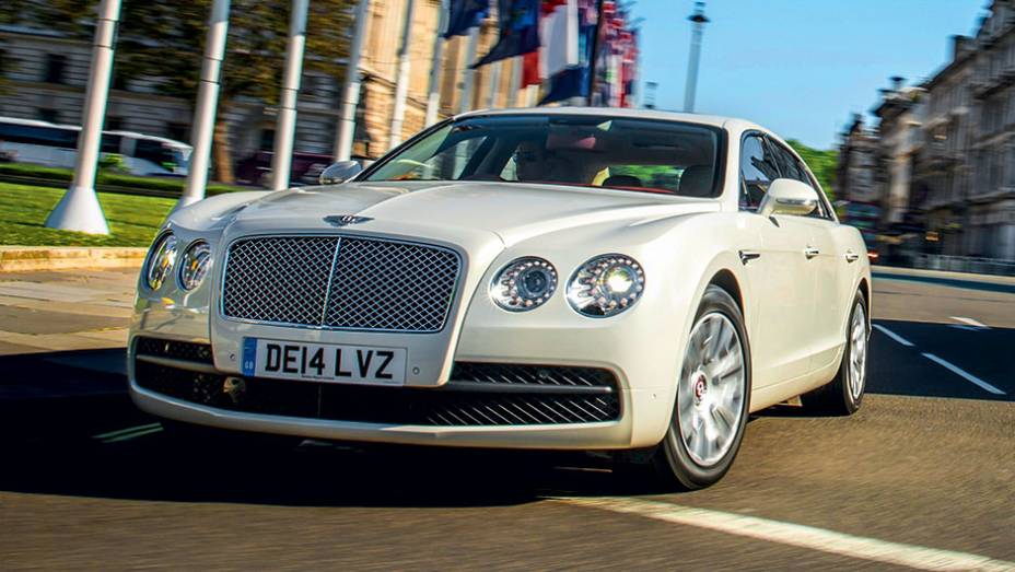 A dianteira é igual à do cupê Continental | <a href="https://gutenberg.quatrorodas.abril.com.br/carros/impressoes/bentley-flying-spur-840620.shtml" target="_blank" rel="migration">Leia mais</a>