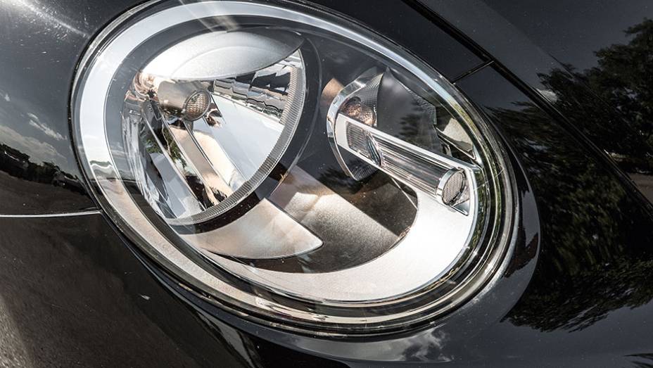 Faróis de bixenônio são itens opcionais | <a href="https://gutenberg.quatrorodas.abril.com.br/carros/comparativos/comparativo-esportivos-841704.shtml" target="_blank" rel="migration">Leia mais</a> Faróis de bixenônio são itens opcionais | <a href="https://gutenberg.quatrorodas.abril.com.br/carros/comparativos/comparativo-esportivos-841704.shtml" target="_blank" rel="migration">Leia mais</a>