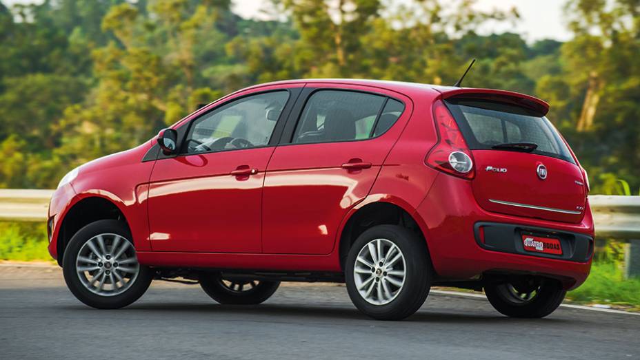 Calibragem mais solta da suspensão permite que a carroceria role nas curvas de raio longo | <a href="https://gutenberg.quatrorodas.abril.com.br/carros/comparativos/fiat-palio-x-vw-gol-841583.shtml" target="_blank" rel="migration">Leia mais</a>