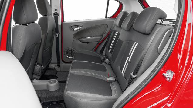 Fora de uso, apoios não atrapalham a visão | <a href="https://gutenberg.quatrorodas.abril.com.br/carros/comparativos/fiat-palio-x-vw-gol-841583.shtml" target="_blank" rel="migration">Leia mais</a> Fora de uso, apoios não atrapalham a visão | <a href="https://gutenberg.quatrorodas.abril.com.br/carros/comparativos/fiat-palio-x-vw-gol-841583.shtml" target="_blank" rel="migration">Leia mais</a>
