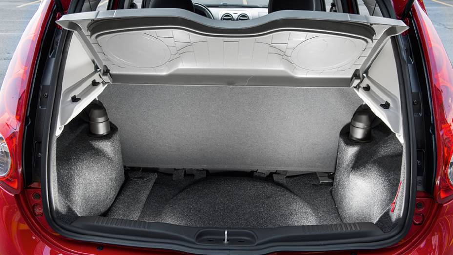 Palio comporta até 280 litros de bagagem | <a href="https://gutenberg.quatrorodas.abril.com.br/carros/comparativos/fiat-palio-x-vw-gol-841583.shtml" target="_blank" rel="migration">Leia mais</a>