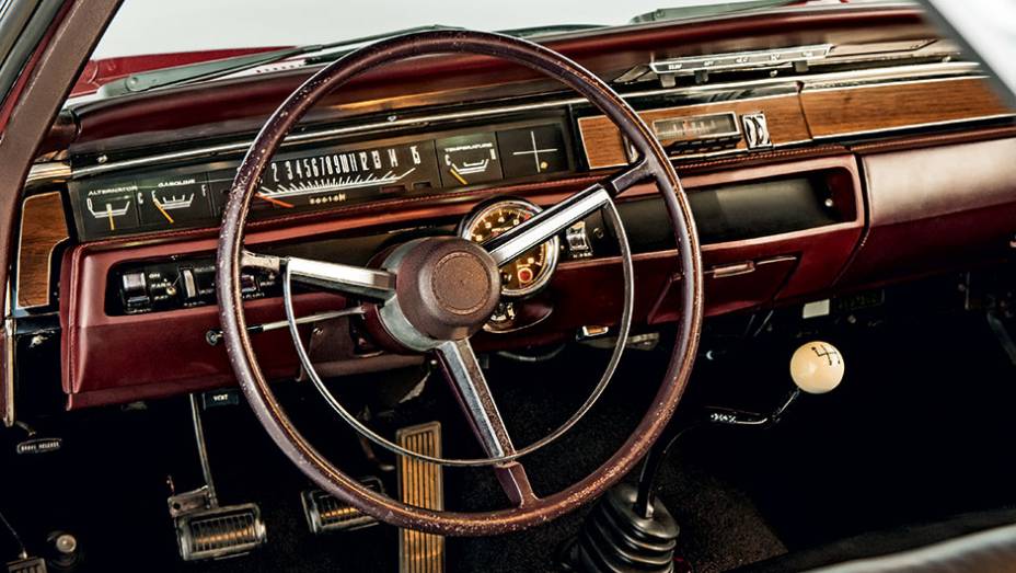 O requinte ficava por conta do interior imitando madeira | <a href="https://gutenberg.quatrorodas.abril.com.br/carros/classicos-grandescarros/plymouth-gtx-840040.shtml" target="_blank" rel="migration">Leia mais</a>