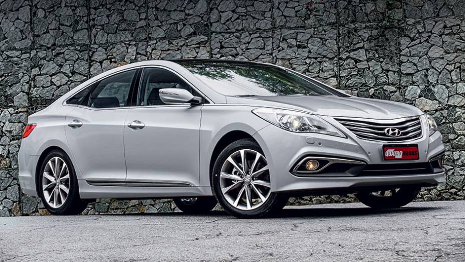 Novo para-choque e cromados nos faróis de milha | <a href="https://gutenberg.quatrorodas.abril.com.br/carros/testes/hyundai-azera-847660.shtml" target="_blank" rel="migration">Leia mais</a>