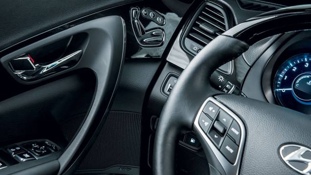 Botões do assento elétrico estão nas portas | <a href="https://gutenberg.quatrorodas.abril.com.br/carros/testes/hyundai-azera-847660.shtml" target="_blank" rel="migration">Leia mais</a> Botões do assento elétrico estão nas portas | <a href="https://gutenberg.quatrorodas.abril.com.br/carros/testes/hyundai-azera-847660.shtml" target="_blank" rel="migration">Leia mais</a>