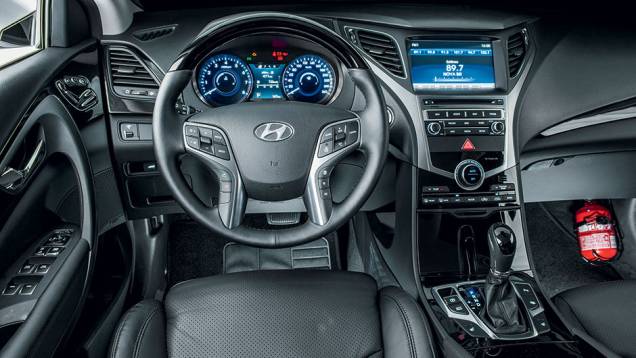 Centro do painel foi remodelado. Há tela multimídia e novo layout de comandos. Saídasduplas de ar têm novo formato | <a href="https://gutenberg.quatrorodas.abril.com.br/carros/testes/hyundai-azera-847660.shtml" target="_blank" rel="migration">Leia mais</a> Centro do painel foi remodelado. Há tela multimídia e novo layout de comandos. Saídasduplas de ar têm novo formato | <a href="https://gutenberg.quatrorodas.abril.com.br/carros/testes/hyundai-azera-847660.shtml" target="_blank" rel="migration">Leia mais</a>