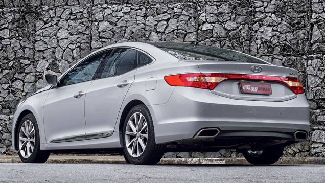 Saídas duplas de ar têm novo formato | <a href="https://gutenberg.quatrorodas.abril.com.br/carros/testes/hyundai-azera-847660.shtml" target="_blank" rel="migration">Leia mais</a> Saídas duplas de ar têm novo formato | <a href="https://gutenberg.quatrorodas.abril.com.br/carros/testes/hyundai-azera-847660.shtml" target="_blank" rel="migration">Leia mais</a>