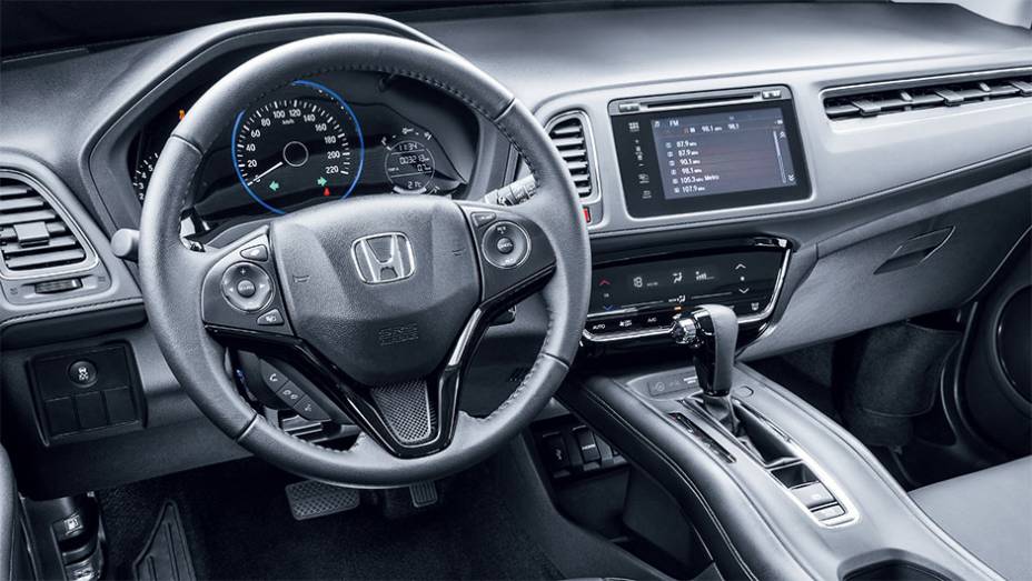 A cabine do HR-V conta com um console elevado. Por isso, o freio de estacionamento - logo atrás do câmbio - tem sempre acionamento elétrico | <a href="https://gutenberg.quatrorodas.abril.com.br/carros/testes/honda-hr-v-exl-848201.shtml" target="_blank" rel="migration">Leia mais</a>