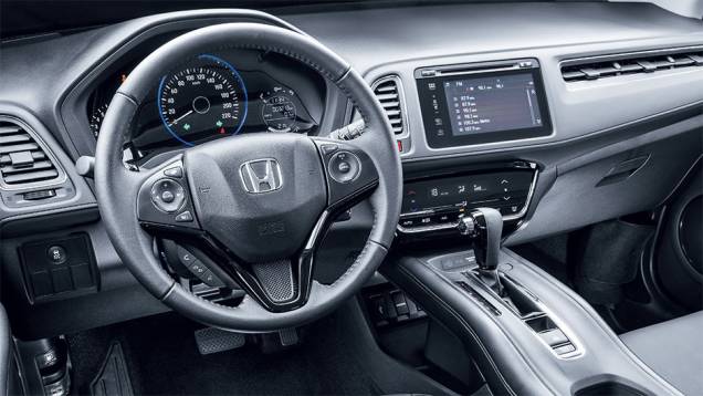 A cabine do HR-V conta com um console elevado. Por isso, o freio de estacionamento - logo atrás do câmbio - tem sempre acionamento elétrico | <a href="https://gutenberg.quatrorodas.abril.com.br/carros/testes/honda-hr-v-exl-848201.shtml" target="_blank" rel="migration">Leia mais</a> A cabine do HR-V conta com um console elevado. Por isso, o freio de estacionamento - logo atrás do câmbio - tem sempre acionamento elétrico | <a href="https://gutenberg.quatrorodas.abril.com.br/carros/testes/honda-hr-v-exl-848201.shtml" target="_blank" rel="migration">Leia mais</a>