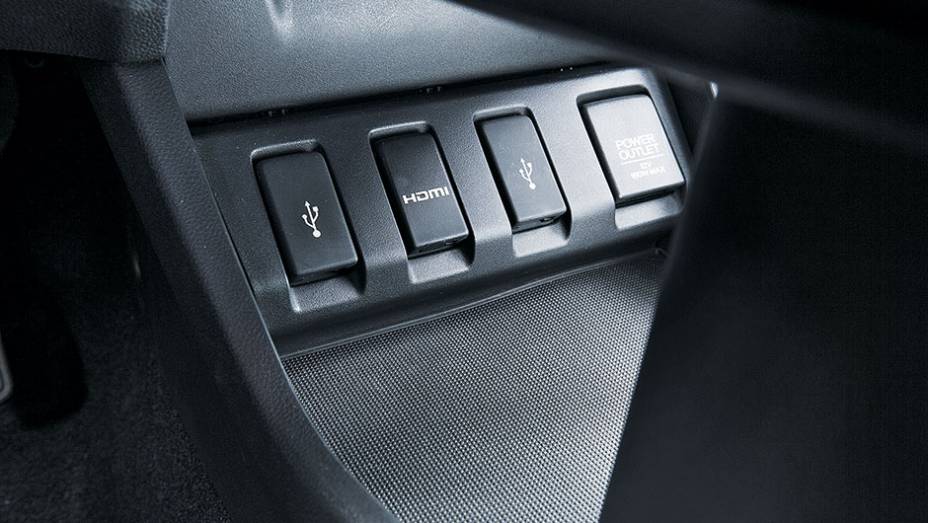 Sob o console, porta-trecos e entradas auxiliares | <a href="https://gutenberg.quatrorodas.abril.com.br/carros/testes/honda-hr-v-exl-848201.shtml" target="_blank" rel="migration">Leia mais</a>