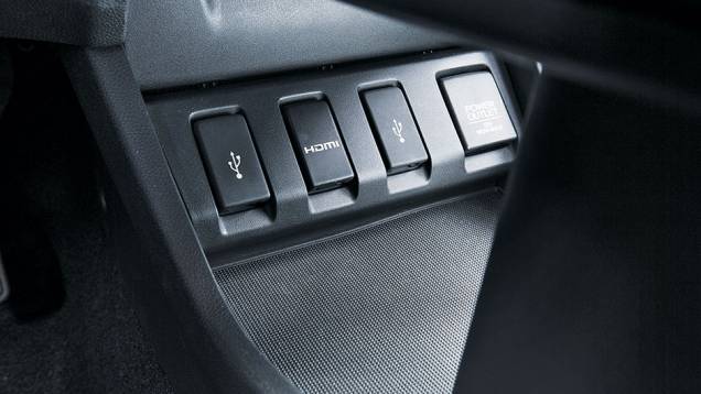 Sob o console, porta-trecos e entradas auxiliares | <a href="https://gutenberg.quatrorodas.abril.com.br/carros/testes/honda-hr-v-exl-848201.shtml" target="_blank" rel="migration">Leia mais</a> Sob o console, porta-trecos e entradas auxiliares | <a href="https://gutenberg.quatrorodas.abril.com.br/carros/testes/honda-hr-v-exl-848201.shtml" target="_blank" rel="migration">Leia mais</a>