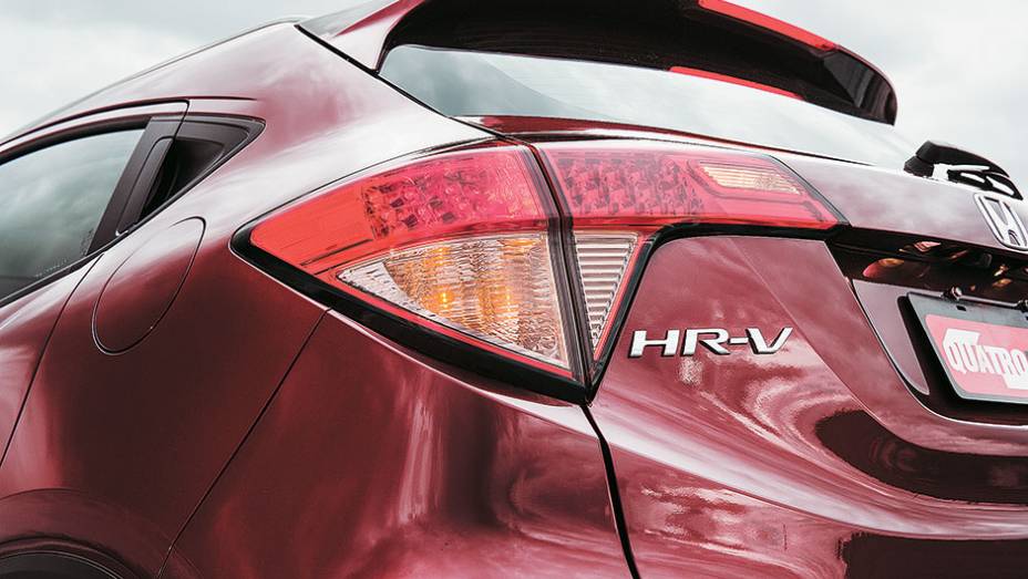 Lanternas iluminadas avançam sobre a tampa do porta-malas | <a href="https://gutenberg.quatrorodas.abril.com.br/carros/testes/honda-hr-v-exl-848201.shtml" target="_blank" rel="migration">Leia mais</a>