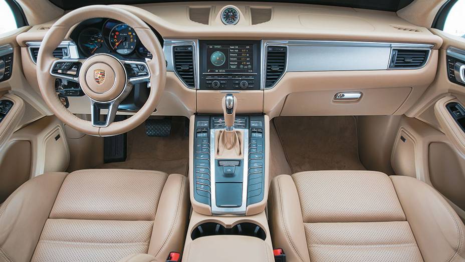 Quadro destaca o conta-giros | <a href="https://gutenberg.quatrorodas.abril.com.br/carros/testes/porsche-macan-turbo-849160.shtml" target="_blank" rel="migration">Leia mais</a>