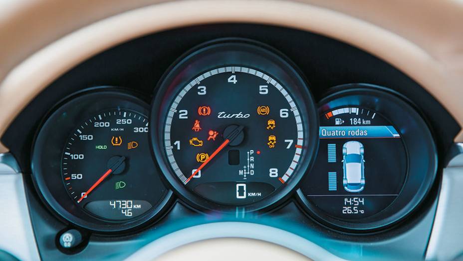 Veloc&iacute;metro digital trabalha em duplicidade com o marcador anal&oacute;gico. | <a href="https://gutenberg.quatrorodas.abril.com.br/carros/testes/porsche-macan-turbo-849160.shtml" target="_blank" rel="migration">Leia mais</a>